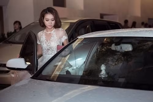 Diệp Bảo Ngọc được "trai lạ" đưa rước bằng siêu xe