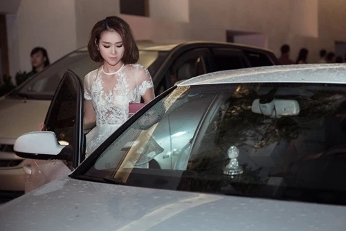 Diệp Bảo Ngọc được "trai lạ" đưa rước bằng siêu xe