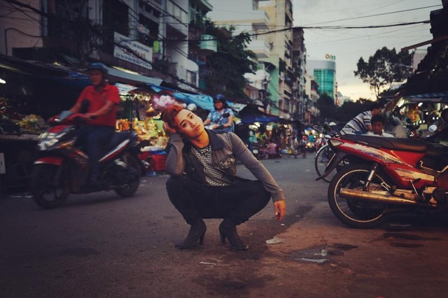 Biên đạo múa “nhiều chuyện” của Hồ Ngọc Hà ảnh 8 Bộ trang phục màu đỏ có lông ở trước cổ, tôi mặc năm 2010 nhưng đến 2013, G-Dragon mới mặc trong lễ trao giải MAMA. Tôi để tóc dài một bên trước Dara của 2NE1 đến sáu tháng. Mình làm trước chẳng ai để ý nhưng chỉ cần sau một ngày thôi, người ta cũng nói là đạo.