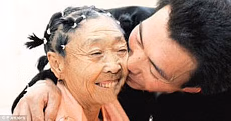 Nhung cap doi “trau gia gam co non” tung khien dan tinh ban loan, thang thot - Anh 11