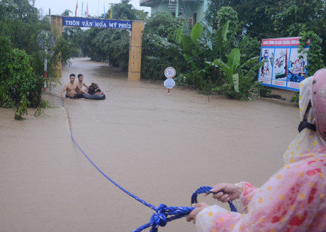 Phú Yên: Giải cứu 4 cô giáo và 20 học sinh mầm non kẹt trong lũ - Ảnh 1 Phu Yen: Giai cuu 4 co giao va 20 hoc sinh mam non ket trong lu - Anh 1