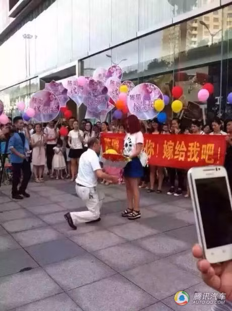 Nhung cap doi “trau gia gam co non” tung khien dan tinh ban loan, thang thot - Anh 6