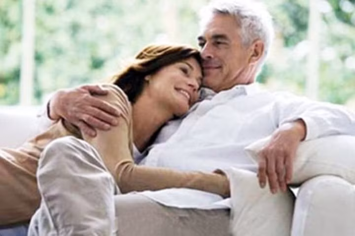 Chuyên gia nói về chuyện phòng the lệch tuổi như Hoàng Kiều-Ngọc Trinh