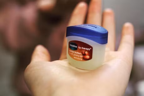 7 loai my pham ban gai khong the thieu trong mua dong - Anh 3