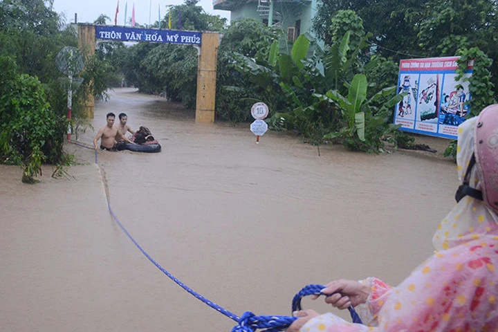 Giải cứu 4 cô giáo và 20 học sinh mầm non kẹt trong lũ