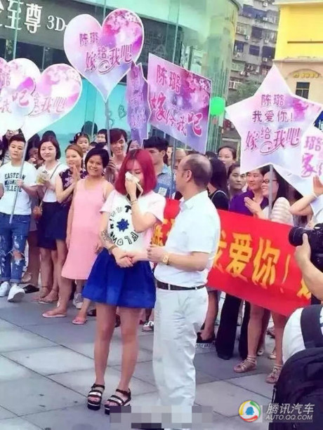 Những cặp đôi “trâu già gặm cỏ non” từng khiến dân tình bấn loạn, thảng thốt - Ảnh 7 Nhung cap doi “trau gia gam co non” tung khien dan tinh ban loan, thang thot - Anh 7