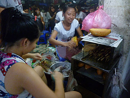 Cần quản lý chặt chẽ các điểm bán hàng ăn tại cổng trường học.