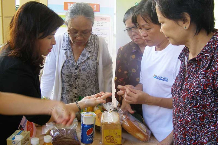 BS Đỗ Thị Ngọc Diệp (bìa trái) hướng dẫn các món ăn trong ba ngày Tết cho người bệnh tiểu đường. Ảnh: Trần Ngọc