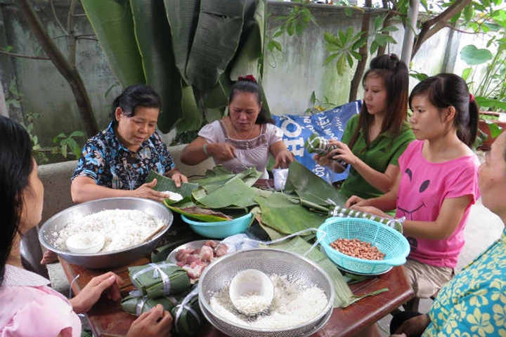 Phiên chợ lá Sài Gòn góp phần làm hương vị Tết Việt thêm ấm cúng.