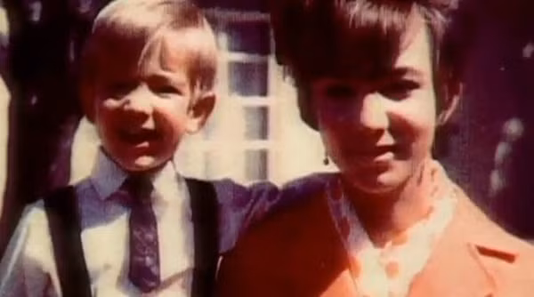 Tuổi thơ khốn khó của tỷ phú Amazon với người mẹ có nghị lực phi thường: 18 tuổi làm mẹ đơn thân, ngày ngày vẫn đem con đến lớp học-2