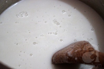 Hòa nước cốt dừa với 500ml nước vào phần khoai, khuấy đều cho khoai và nước cốt dừa quện vào với nhau, lọc qua rây để loại bỏ vón cục. Hòa nước cốt dừa với 500ml nước vào phần khoai, khuấy đều cho khoai và nước cốt dừa quện vào với nhau, lọc qua rây để loại bỏ vón cục.