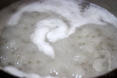 Thêm đường, 1 chút muối khuấy cho tan sau đó đun sôi trở lại thì tắt bếp, để nguội. Khi dùng thêm đá hoặc để ngăn mát tủ lạnh. Thêm đường, 1 chút muối khuấy cho tan sau đó đun sôi trở lại thì tắt bếp, để nguội. Khi dùng thêm đá hoặc để ngăn mát tủ lạnh.