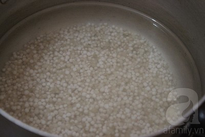 Bột báng rửa sạch, cho vào nồi đổ nước ngập bột bang, đun sôi, tắt bếp, đậy vung đợi 5 phút bật lại bếp đun sôi tiếp, tắt bếp đậy vung khoảng 5 phút nữa cho bột báng trong. Bột báng rửa sạch, cho vào nồi đổ nước ngập bột bang, đun sôi, tắt bếp, đậy vung đợi 5 phút bật lại bếp đun sôi tiếp, tắt bếp đậy vung khoảng 5 phút nữa cho bột báng trong.