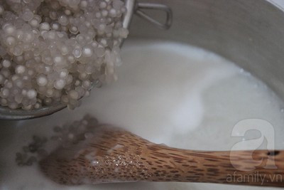 Đặt lên bếp đun sôi, khuấy liên tục để khoai không bị bén. Bột báng đổ ra rổ cho ráo nước rồi trút ngay vào nồi chè khoai sọ đang nấu, vẫn tiếp tục khuấy đều tay. Đặt lên bếp đun sôi, khuấy liên tục để khoai không bị bén. Bột báng đổ ra rổ cho ráo nước rồi trút ngay vào nồi chè khoai sọ đang nấu, vẫn tiếp tục khuấy đều tay.