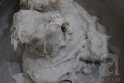 Cho khoai vào nồi, nghiền mịn. Cho khoai vào nồi, nghiền mịn.