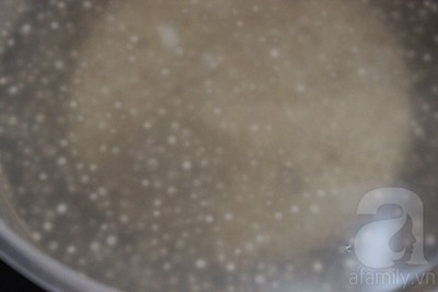 Cho bột báng ngâm trong nước lạnh để không bị vón cục. Cho bột báng ngâm trong nước lạnh để không bị vón cục.