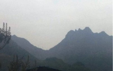 Kỳ bí núi đá hình đầu người khổng lồ có đủ tai mắt mũi miệng - Ảnh 3 Ky bi nui da hinh dau nguoi khong lo co du tai mat mui mieng - Anh 3