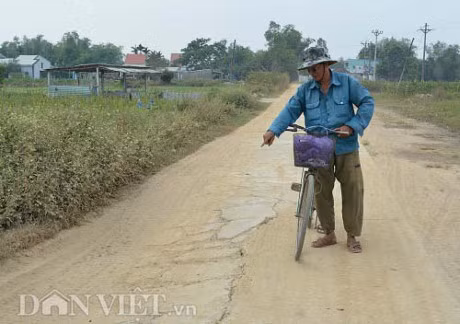 Quang Nam: Xe tai ne tram thu phi, bam nat duong nong thon - Anh 1