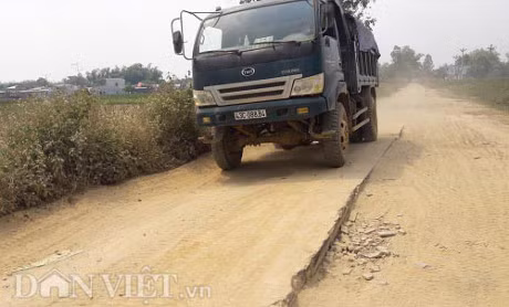 Quang Nam: Xe tai ne tram thu phi, bam nat duong nong thon - Anh 6