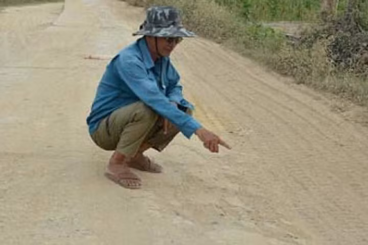 Xe tải né trạm thu phí, băm nát đường nông thôn