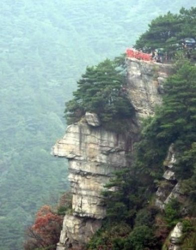 Kỳ bí núi đá hình đầu người khổng lồ có đủ tai mắt mũi miệng - Ảnh 2 Ky bi nui da hinh dau nguoi khong lo co du tai mat mui mieng - Anh 2