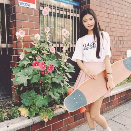 Truot van thoi cung xinh, co ban Han Quoc thu hut ca trieu luot xem - Anh 2