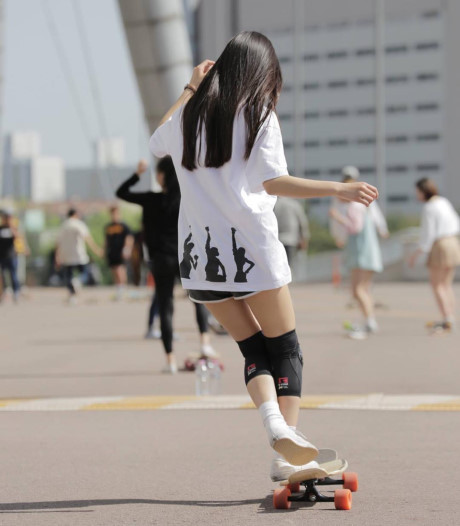 Trượt ván thôi cũng xinh, cô bạn Hàn Quốc thu hút cả triệu lượt xem - Ảnh 5 Truot van thoi cung xinh, co ban Han Quoc thu hut ca trieu luot xem - Anh 5