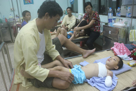 Bé 5 tuổi bị gấu nuôi cắn nát 2 tay 3 Bé 5 tuổi bị gấu nuôi cắn nát 2 tay 3