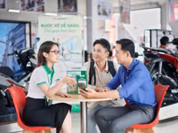 Phụ huynh tham khảo các giải pháp tài chính. 
