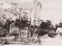 Cột điện 35kV dựng tạm bằng thang tre tại Yên Viên, tháng 12/1966