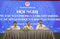 Thứ trưởng Bộ GD&ĐT Lê Tấn Dũng (ở giữa), Chánh Văn phòng Bộ GD&ĐT Trần Quang Nam (bên phải) và Giám đốc Sở GD&ĐT TP Huế Nguyễn Tân (bên trái) chủ trì Hội nghị. Ảnh: Hoàng Hải.