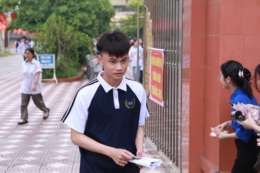 Học sinh hoàn tất buổi thi cuối cùng theo Chương trình GDPT 2018 tại Nam Định. Ảnh: Đình Tuệ. 34.jpg