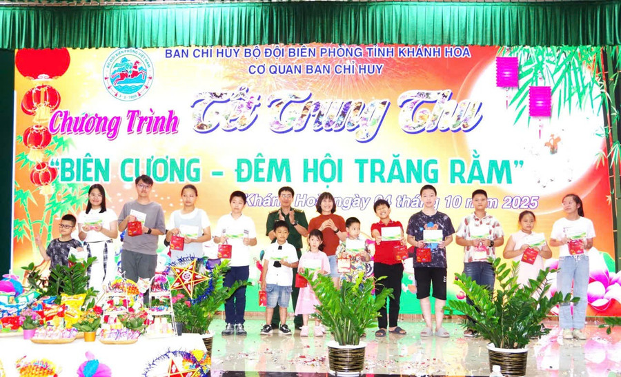 Từng phần quà nhỏ bé nhưng ấm áp, thể hiện sự sẻ chia và động viên tinh thần rất lớn để các em thêm chăm ngoan, học giỏi. bp-1.jpg