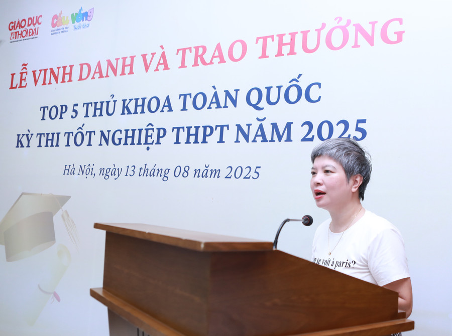 Nhà báo Dương Thị Thanh Hương - Phó Tổng Biên tập Báo Giáo dục và Thời đại phát biểu chúc mừng tốp 5 thủ khoa toàn quốc được vinh danh. Ảnh: Đình Tuệ. 1.jpg