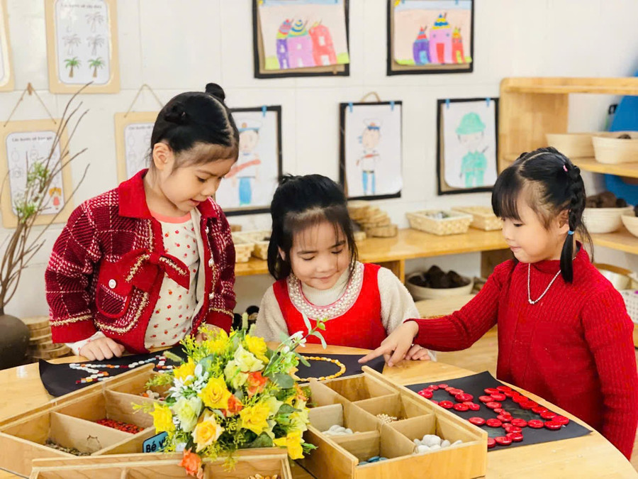 Trẻ tại Trường Mầm non Tiền Yên B (Hoài Đức, Hà Nội) hoạt động trong lớp. 