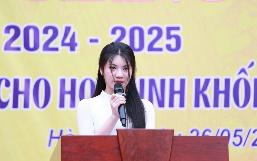 Em Lê Tú Linh - học sinh lớp 12A3, Trường THPT Lê Lợi phát biểu cảm nghĩ tại buổi lễ bế giảng. 
