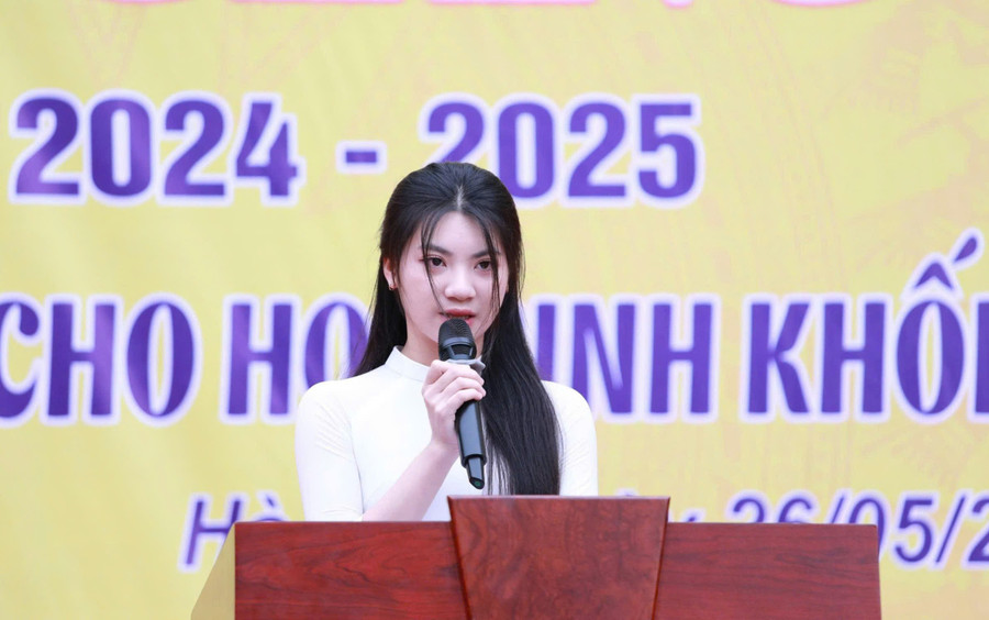 Em Lê Tú Linh - học sinh lớp 12A3, Trường THPT Lê Lợi phát biểu cảm nghĩ tại buổi lễ bế giảng. 