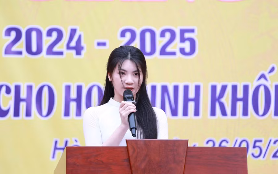 Em Lê Tú Linh - học sinh lớp 12A3, Trường THPT Lê Lợi phát biểu cảm nghĩ tại buổi lễ bế giảng. 