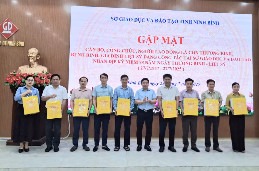 Ông Nguyễn Tiến Dũng thay mặt lãnh đạo Sở GD&ĐT tặng quà tới các cán bộ, công chức, người lao động là con thương bệnh binh, gia đình liệt sĩ chiều 25/7. Ảnh: Sở GD&ĐT Ninh Bình. 