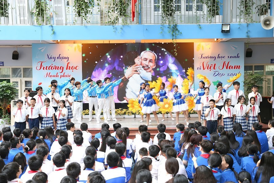 Những ca từ tha thiết nói lên tình cảm của thiếu nhi cả nước dành cho vị lãnh tụ kính yêu của dân tộc được biểu diễn trong dịp 19/5. cd-5.jpg