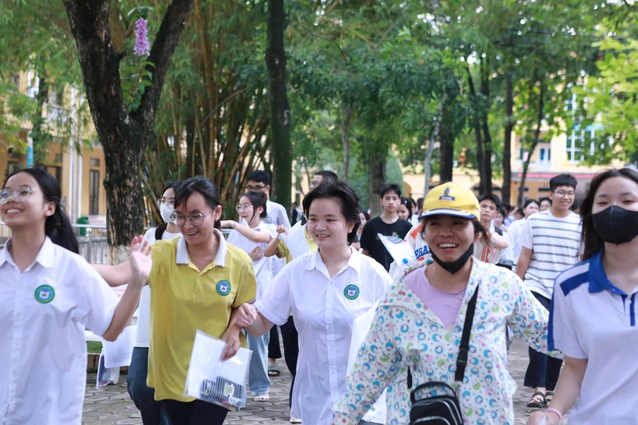 Nhiều học sinh ra về trong tâm trạng vui vẻ với nụ cười trên gương mặt cùng phụ huynh. Ảnh: Đình Tuệ.