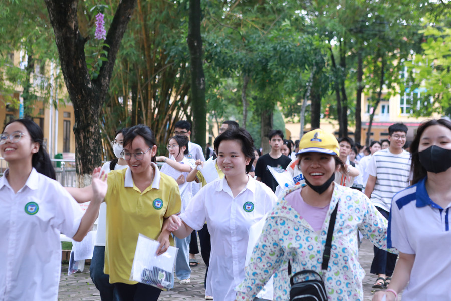 Nhiều học sinh ra về trong tâm trạng vui vẻ với nụ cười trên gương mặt cùng phụ huynh. Ảnh: Đình Tuệ.