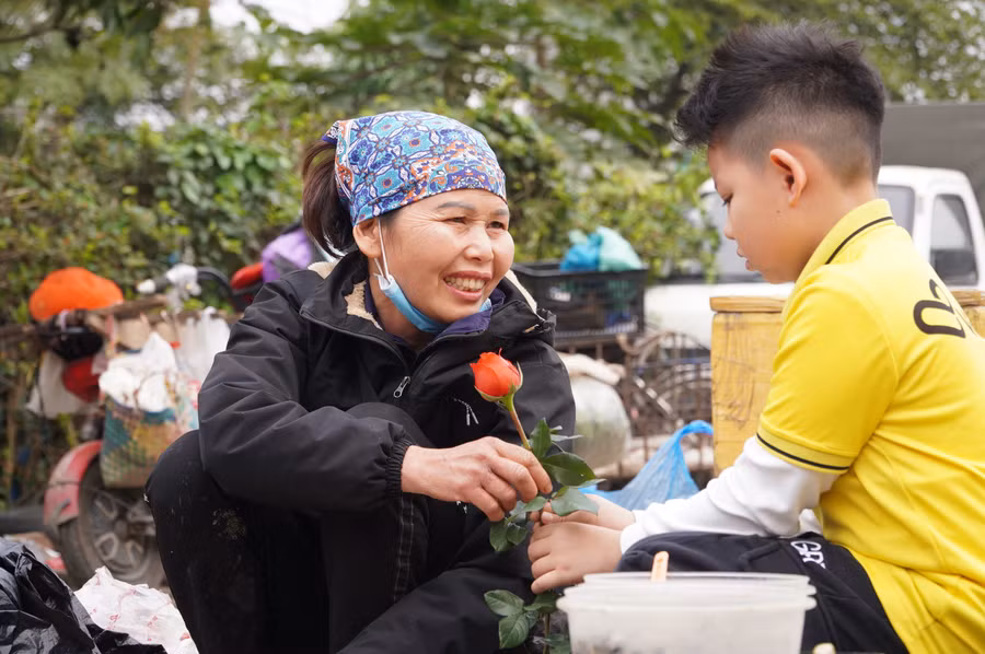 Niềm hạnh phúc của bác tiểu thương khi nhận được món quà bất ngờ từ các em học sinh. 