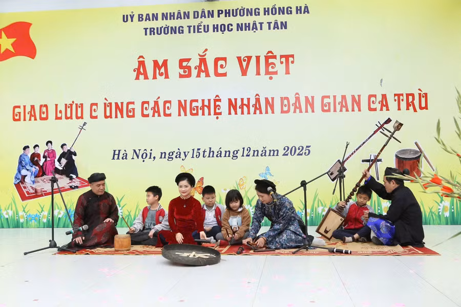 Học sinh cùng trải nghiệm nghệ thuật Ca trù cùng các nghệ nhân. 