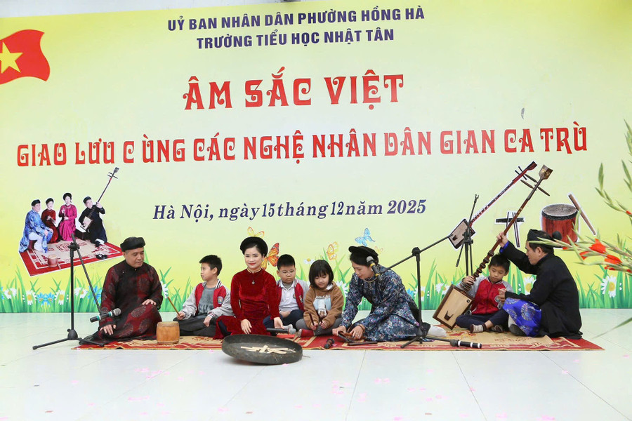 Học sinh cùng trải nghiệm nghệ thuật Ca trù cùng các nghệ nhân. 