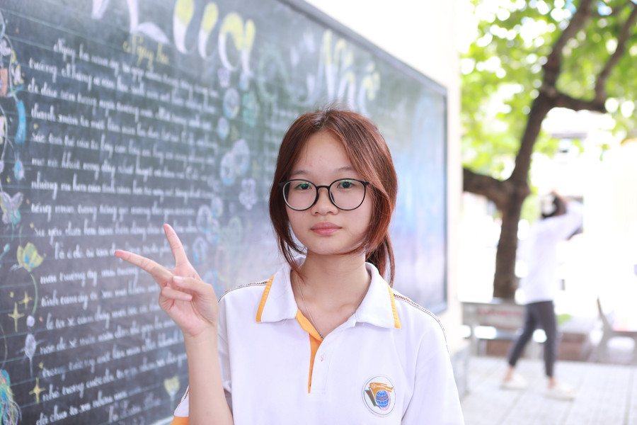 Nữ sinh Đỗ Phạm Ngân Nhi tự tin bước vào môn thi Toán chiều 26/6. Ảnh: Đình Tuệ. 4.jpg
