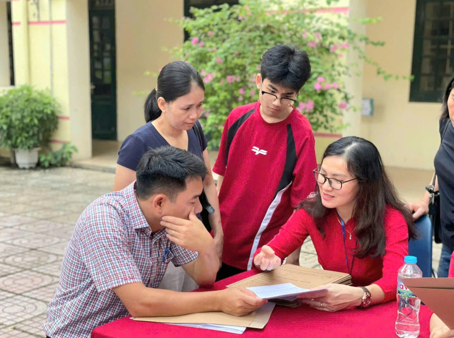 Phụ huynh và học sinh lớp 10 Trường THPT Đống Đa lắng nghe tư vấn từ giáo viên về thủ tục nhập học cũng như định hướng chọn môn. Ảnh: NTCC. dong-da-2.jpg