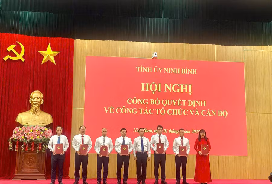 Lãnh đạo UBND tỉnh Ninh Bình trao quyết định bổ nhiệm Giám đốc Sở GD&ĐT Ninh Bình cho ông Nguyễn Tiến Dũng (thứ 4 từ trái sang) và 6 Phó Giám đốc Sở. (Ảnh: Sở GD&ĐT Ninh Bình)