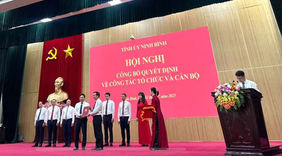 Ông Nguyễn Tiến Dũng nhận quyết định bổ nhiệm Giám đốc Sở GD&ĐT Ninh Bình. (Ảnh: Sở GD&ĐT Ninh Bình) ninh-binh-2.jpg