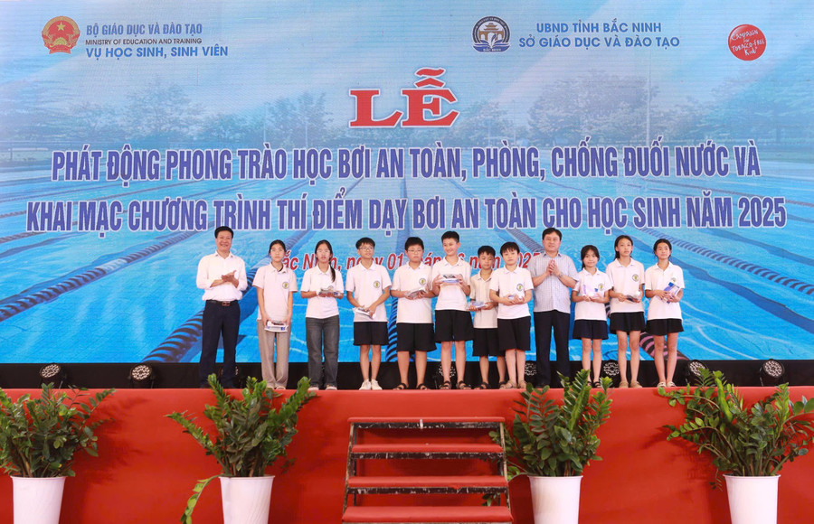 Ban tổ chức trao tặng quà cho các em học sinh tham gia thí điểm chương trình học bơi an toàn tại tỉnh Bắc Ninh. 